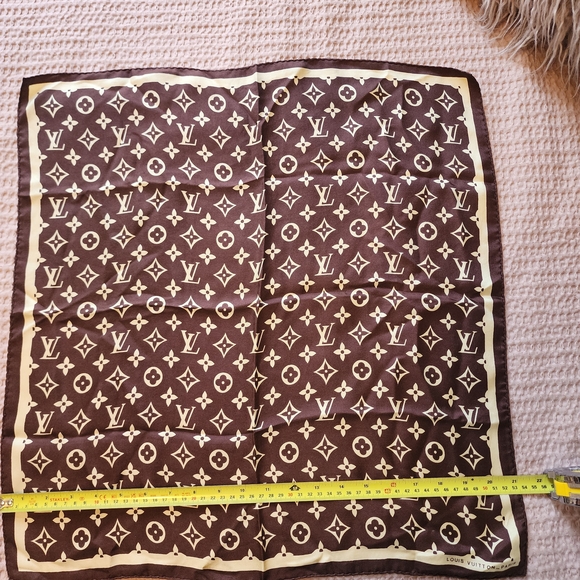 Louis Vuitton Monogram Brown and Cream Designer Scarf - Picture 7 of 7